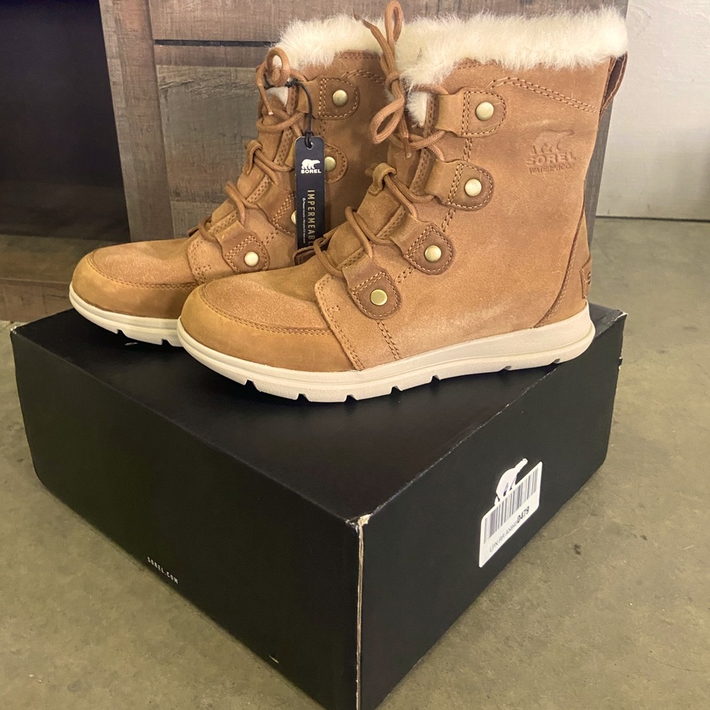 Sorel Joan Explorer Boot. Size 8, camel brown.